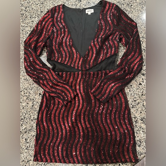 NWT SUPERDOWN Kim Deep V Mini Dress in Black & Red Sequined BODYCON Size Med - Picture 14 of 15